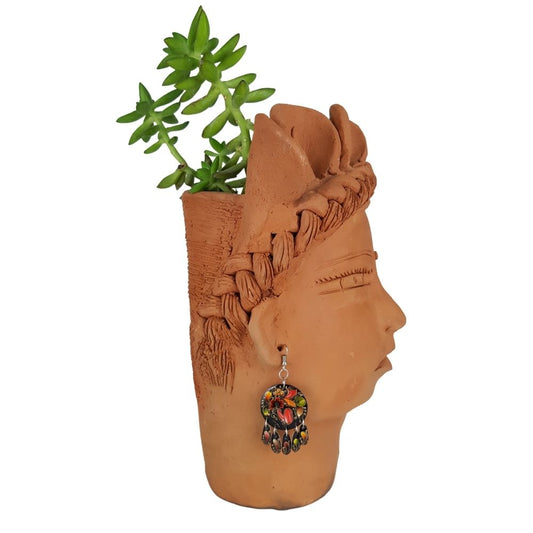 Arete de jícara decorado con laca perfilada con mariposas y flores