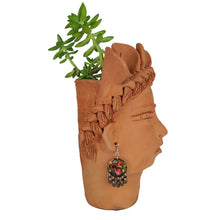 Cargar imagen en el visor de la galería, Arete de jícara decorado con laca perfilada con mariposas y flores