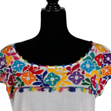 Cargar imagen en el visor de la galería, Blusa fresca sin manga decorada al pecho con bordado relleno