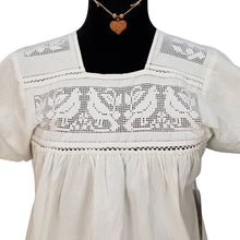 Cargar imagen en el visor de la galería, Blusa blanca deshilada de punto medio de San Felipe de los Herreros