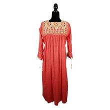 Cargar imagen en el visor de la galería, Vestido fresco de manta ligera, decorado al pecho con textil de San Andrés Larrainzar y manga 3/4