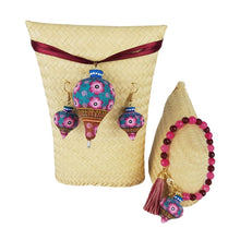 Cargar imagen en el visor de la galería, Juego de joyería de trompo, dije, aretes y pulsera de madera tallados y decorados a mano