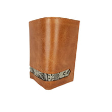 Cargar imagen en el visor de la galería, Cartera de caballero de piel con textil artesanal