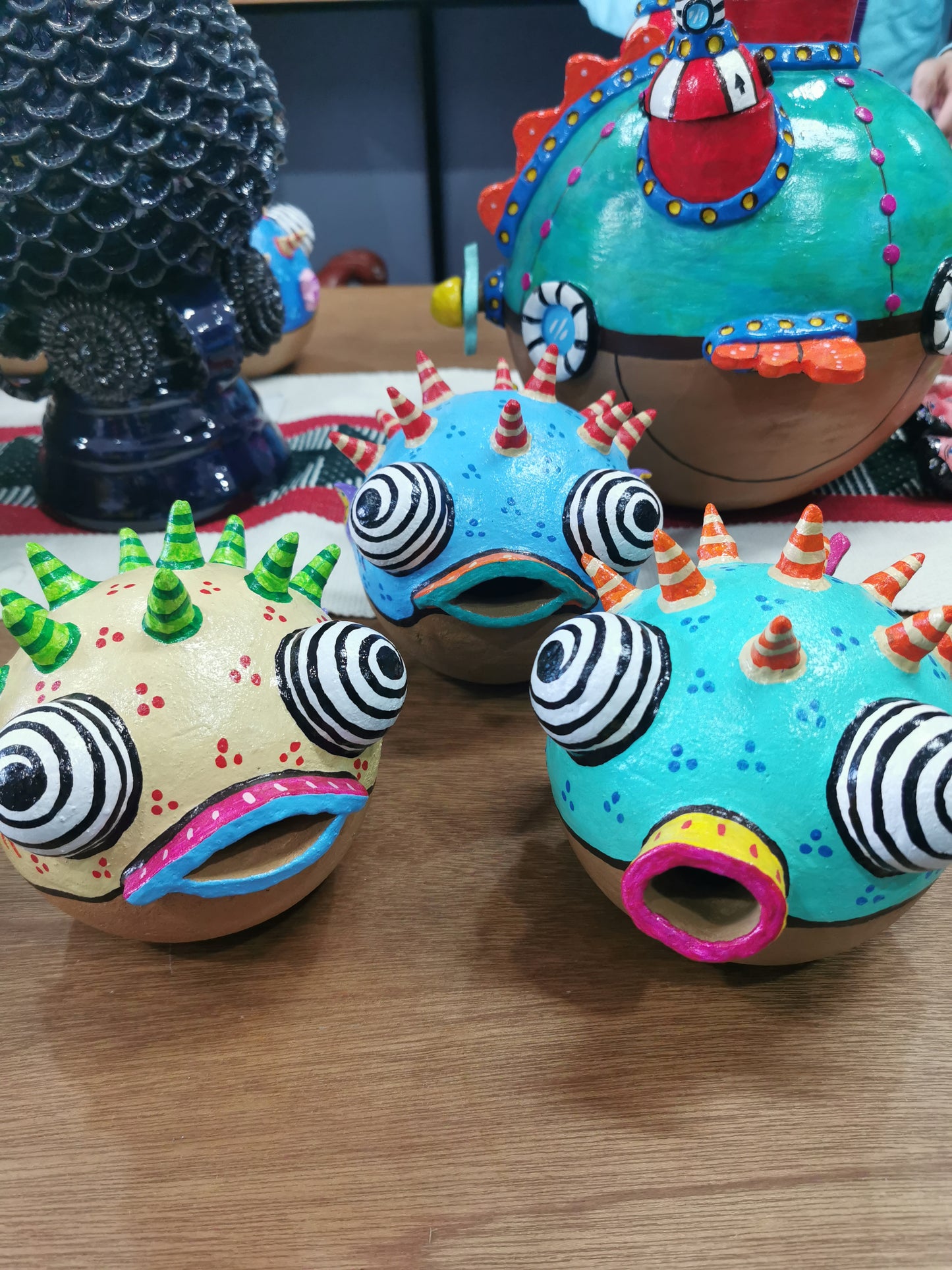 Alcancía de pez globo, elaborado en barro policromado frío