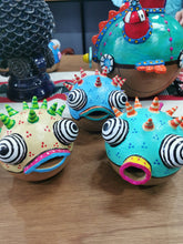 Cargar imagen en el visor de la galería, Alcancía de pez globo, elaborado en barro policromado frío