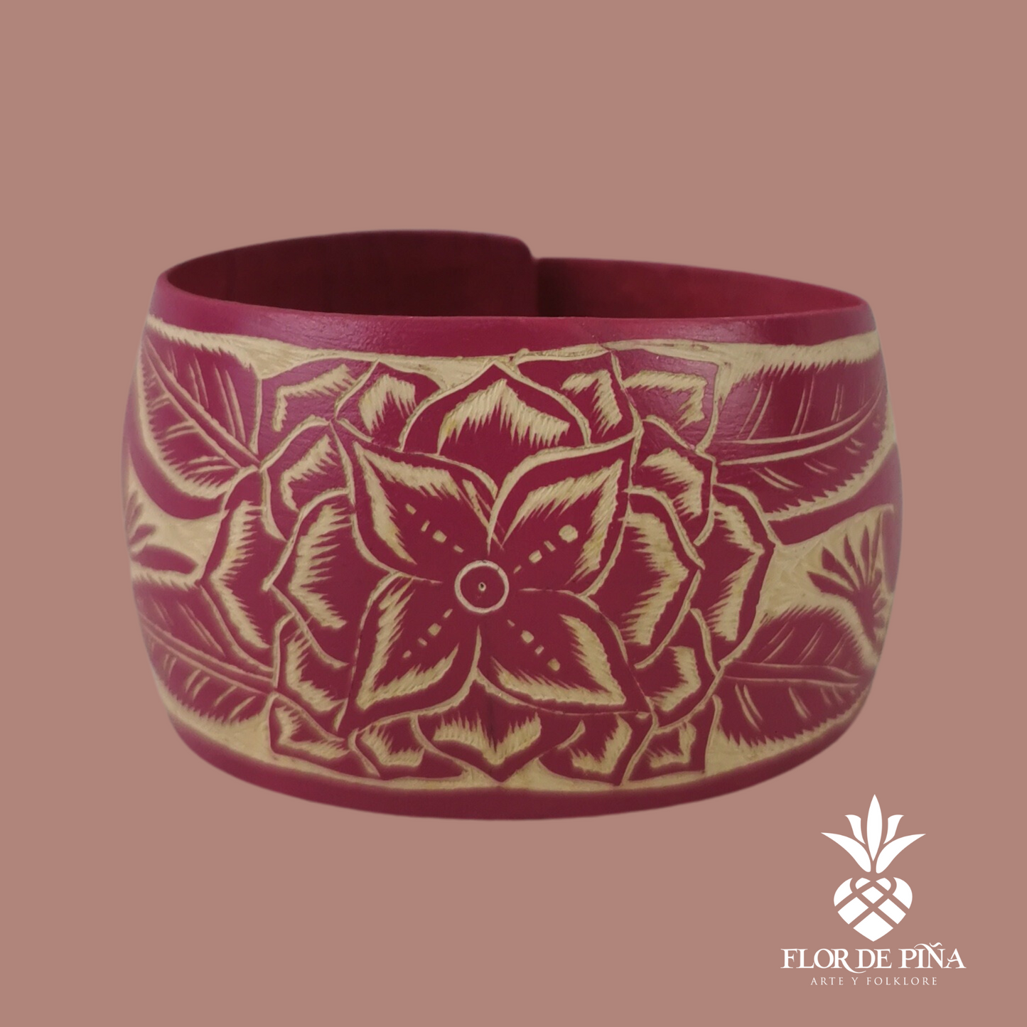 Brazalete elaborado con jícara de árbol calada a mano con aves y flores