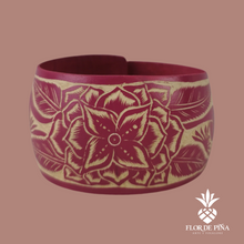 Cargar imagen en el visor de la galería, Brazalete elaborado con jícara de árbol calada a mano con aves y flores