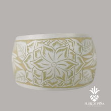 Cargar imagen en el visor de la galería, Brazalete elaborado con jícara de árbol calada a mano con aves y flores
