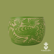 Cargar imagen en el visor de la galería, Brazalete elaborado con jícara de árbol calada a mano con aves y flores