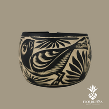 Cargar imagen en el visor de la galería, Brazalete elaborado con jícara de árbol calada a mano con aves y flores