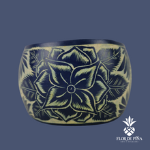 Cargar imagen en el visor de la galería, Brazalete elaborado con jícara de árbol calada a mano con aves y flores