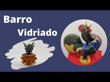 Cargar y reproducir el video en el visor de la galería, Piña patamban con la técnica de barro vidriado, tamaño chico