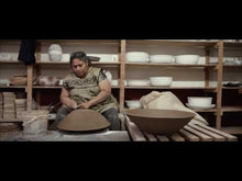 Cargar y reproducir el video en el visor de la galería, Florero Tzintzúntzan de boca ancha, cerámica de alta temperatura