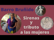 Cargar y reproducir el video en el visor de la galería, Plato decorado con mujeres en un día de plaza en Tzintzuntzan, barro rojo con engobe blanco