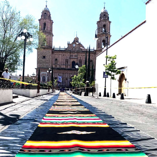 Sarape extendido en el andador principal de Teocaltiche, Jalisco.