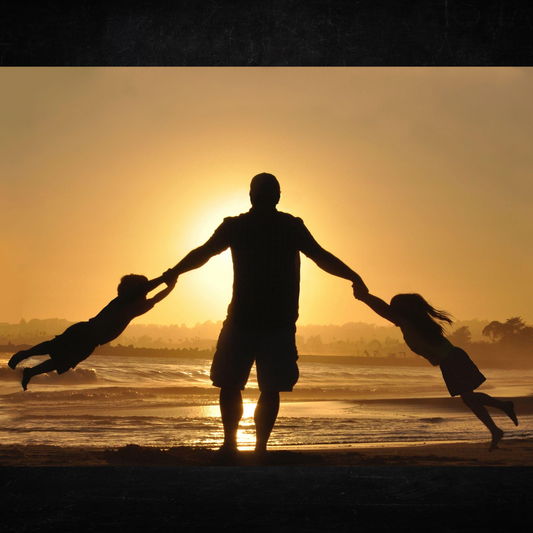 Padre con sus hijos en la playa