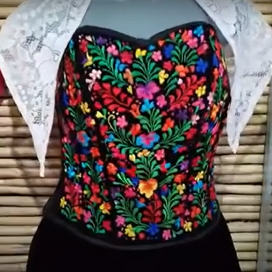 Vestido negro staple, con bordado multicolor San Antonino.