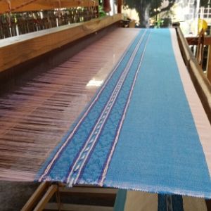 Danzando con hilos en el telar de pedal