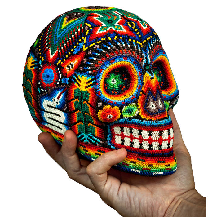 Cráneo de madera cubierto de chaquira de colores con técnica del arte wixárika.