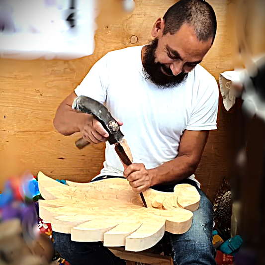 Artesano Mario Mejía trabajando una pieza de madera