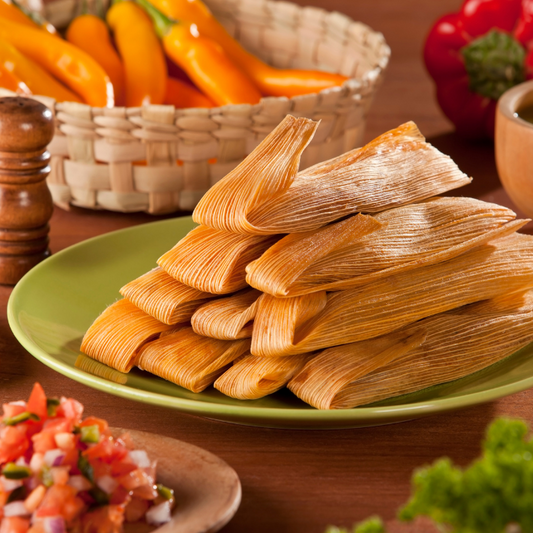 Tamales de maíz con taza de champurrado.