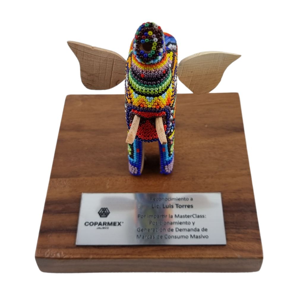 Reconocimiento con artesanía mexicana. Elefante wixárika en trofeo con base de madera y placa metálica personalizada