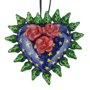 Dije de barro betus, con forma de corazón milagrito