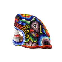 Cargar imagen en el visor de la galería, Cabeza de jaguar hecha de madera tallada a mano y decorada con motivos wixárika
