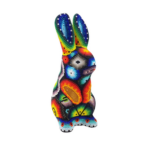 Conejo sentado, hecho de papel maché con motivos Wixárica