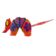 Cargar imagen en el visor de la galería, Alebrije oaxaqueño mediano, con forma de armadillo, de madera de copal
