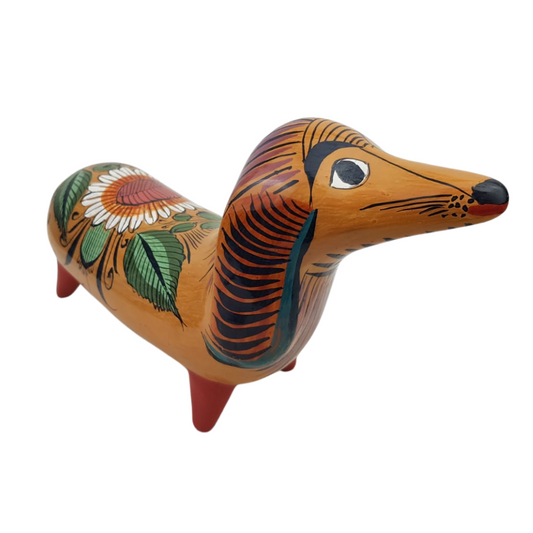 Perrito salchicha de barro bruñido pintado a mano