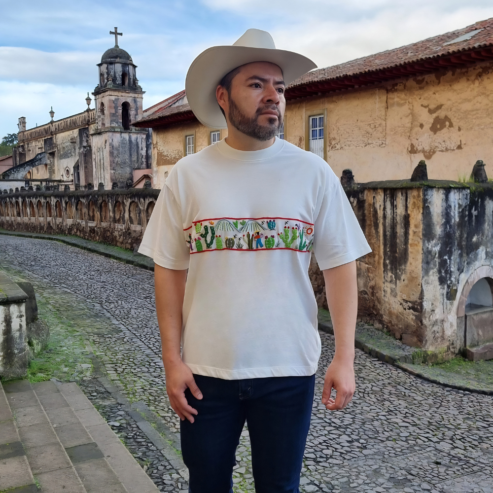 Playera mexicana paisaje nopalero, bordada a mano por artesanos michoacanos