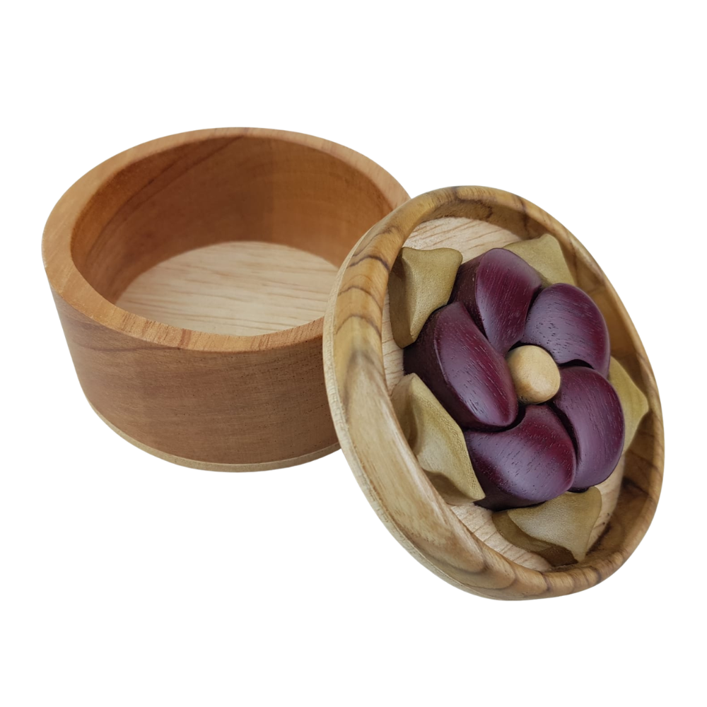 Joyero de madera con flor, elaborado con la técnica de inatrsia