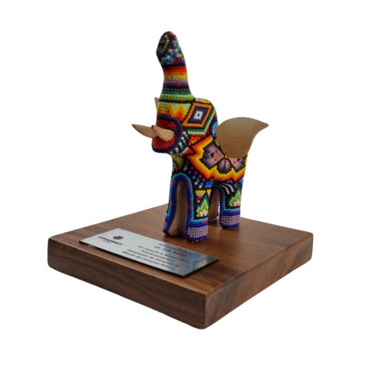 Reconocimiento con artesanía mexicana. Elefante wixárika en trofeo con base de madera y placa metálica personalizada
