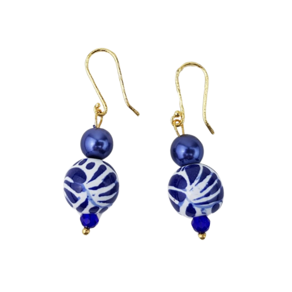 Arete bola perla azul y blanca, de cerámica decorado con técnica talavera