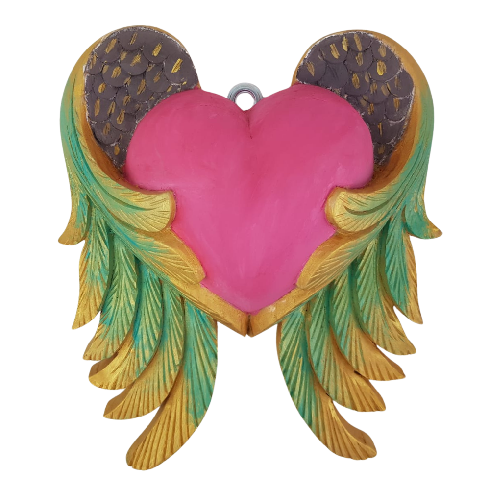 Corazón grande con alas, tallado en madera