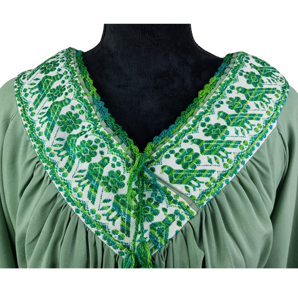 Blusa fresca de rayón con bordado de hilván tradicional de Puebla y manga 3/4