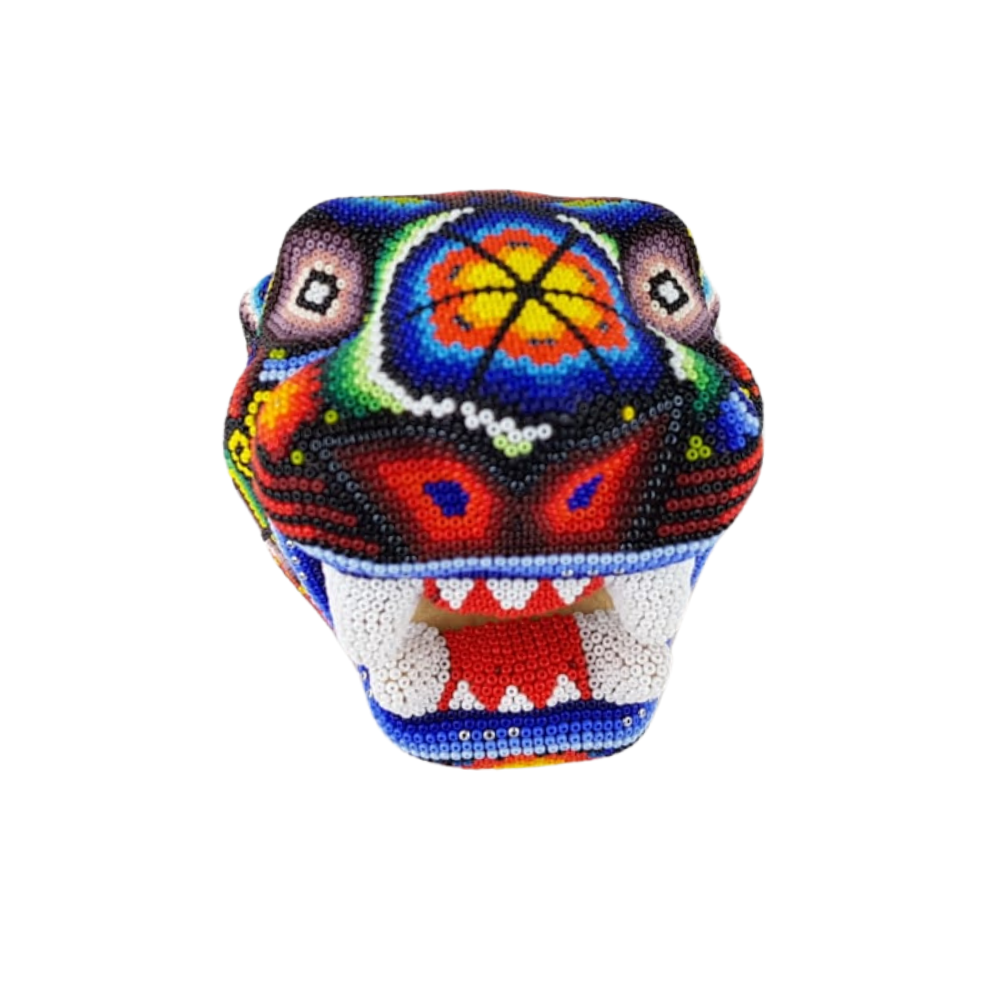 Cabeza de jaguar hecha de madera tallada a mano y decorada con motivos wixárika