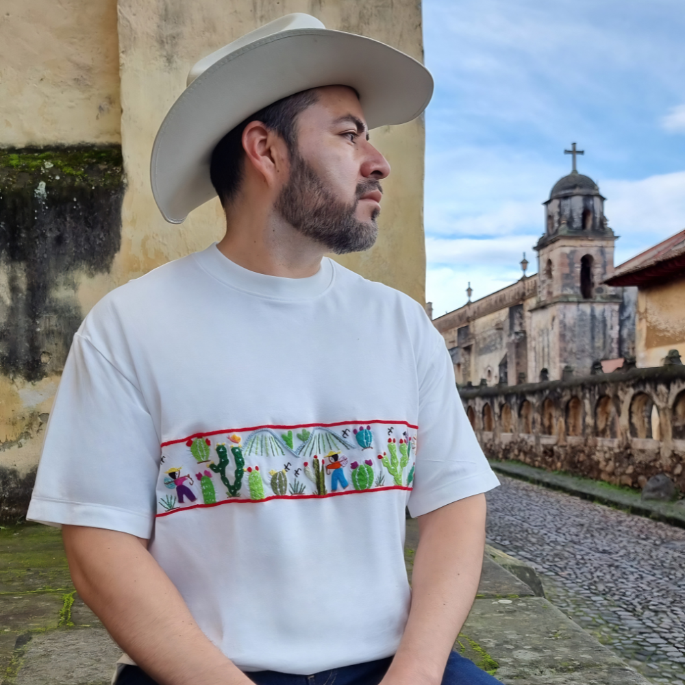 Playera mexicana paisaje nopalero, bordada a mano por artesanos michoacanos
