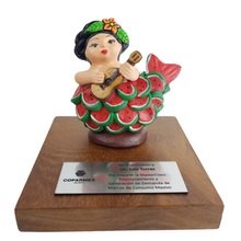 Cargar imagen en el visor de la galería, Reconocimiento con artesanía mexicana. Sirena con escamas de sandía en trofeo con base de madera y placa metálica personalizada
