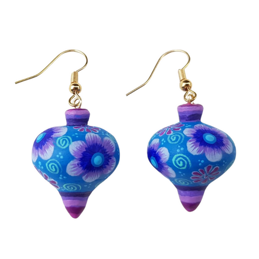 Arete trompo de madera copal tallado y decorado a mano con flores o grecas