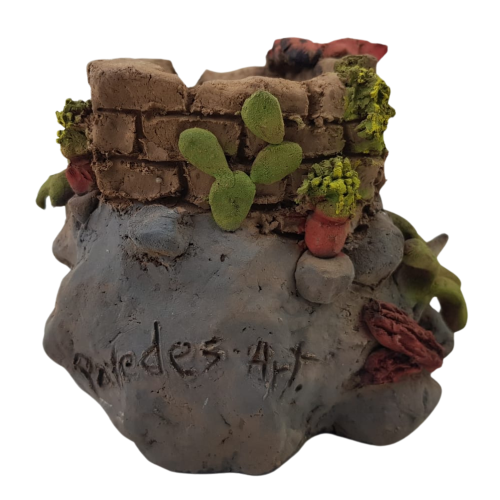 Maceta de barro con forma de casa hecha por Norma Ramírez