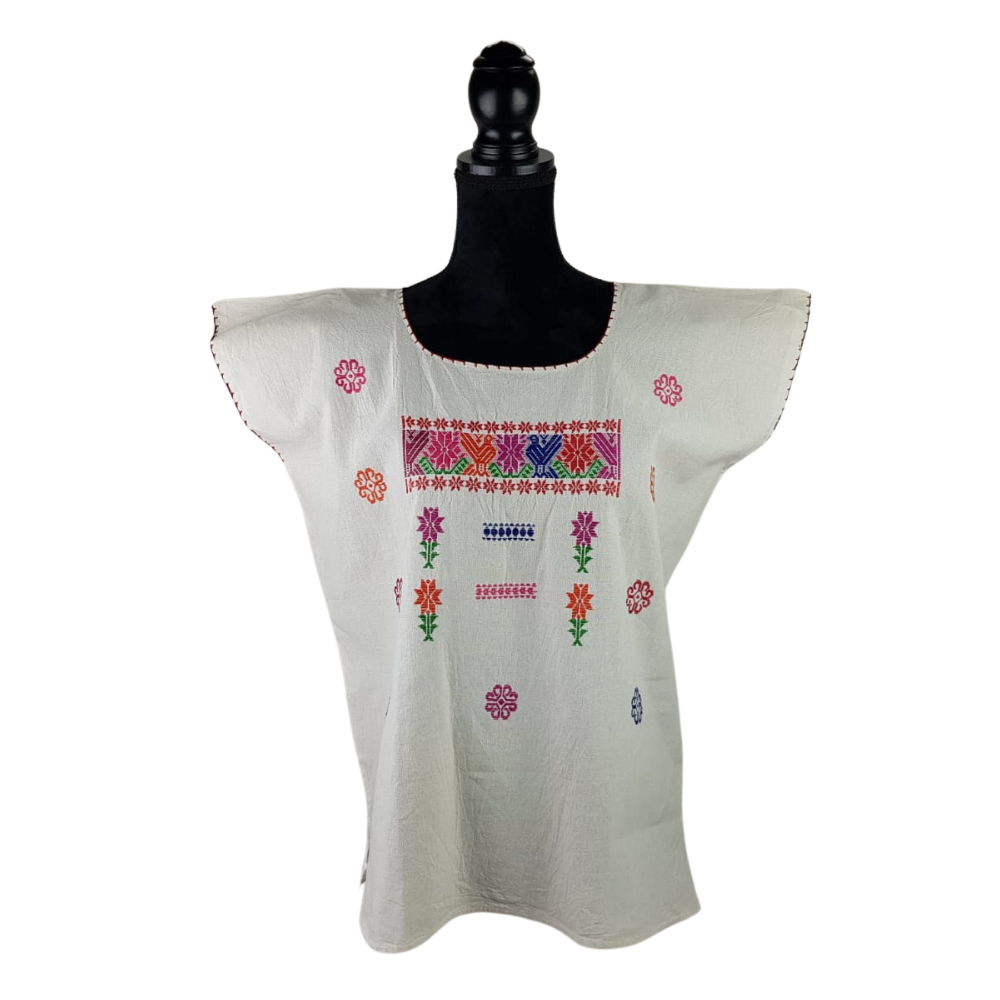 Blusa corte recto con finos bordados de hilván, decorada con