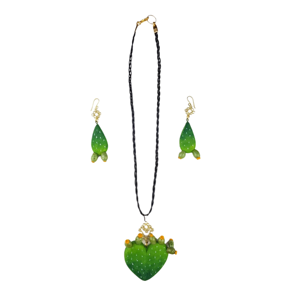 Juego de bisutería de barro policromado, vidrio estirado y filigrana, con forma de nopal