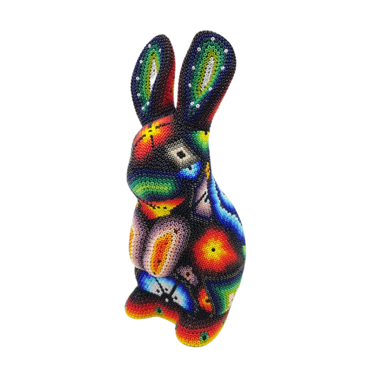 Conejo sentado, hecho de papel maché con motivos Wixárica