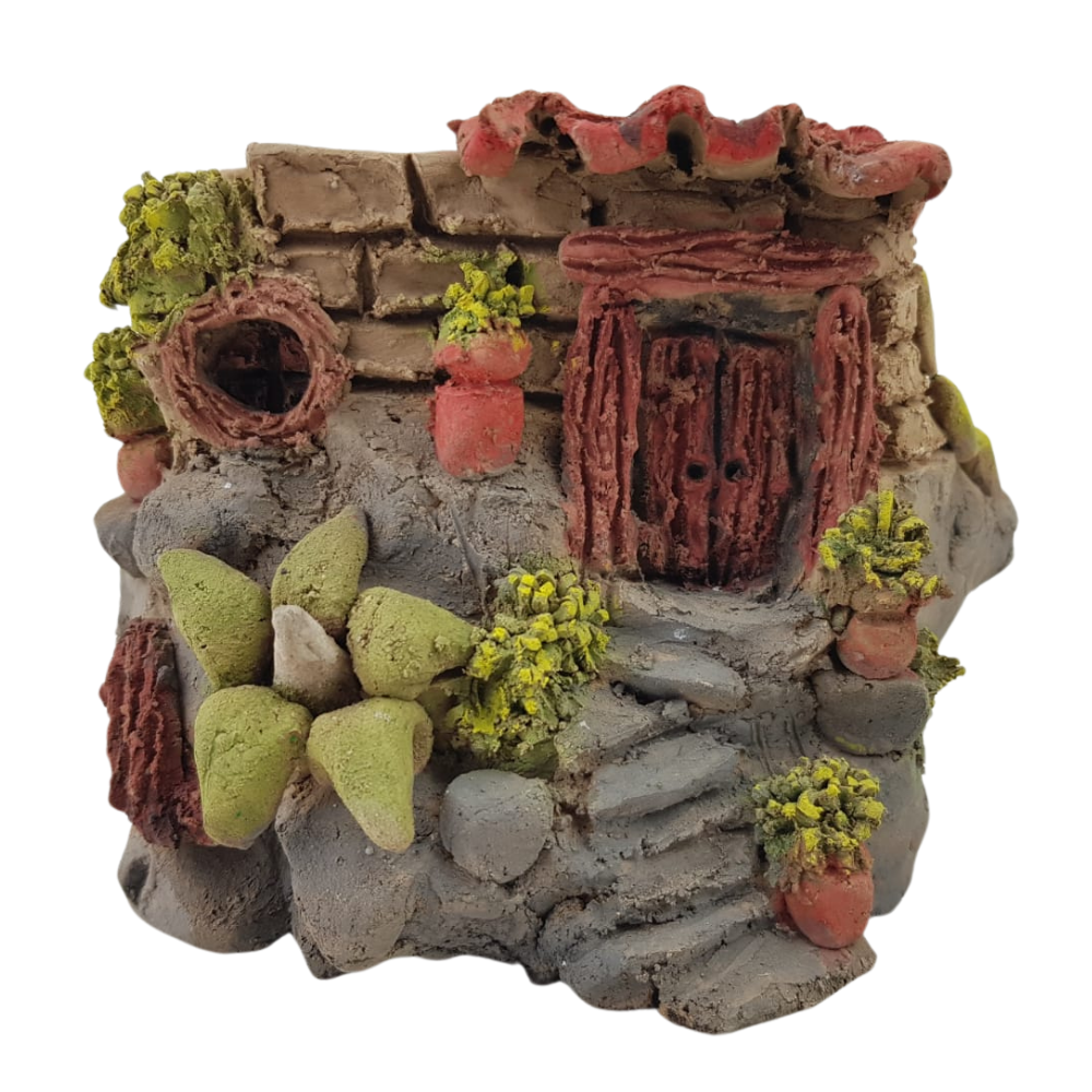 Maceta de barro con forma de casa hecha por Norma Ramírez