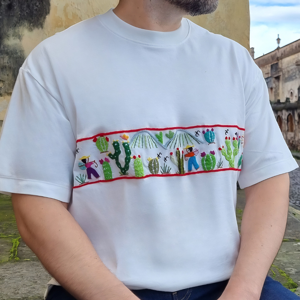 Playera mexicana paisaje nopalero, bordada a mano por artesanos michoacanos
