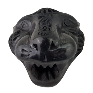 Cabeza de jaguar elaborado con barro negro, en Oaxaca