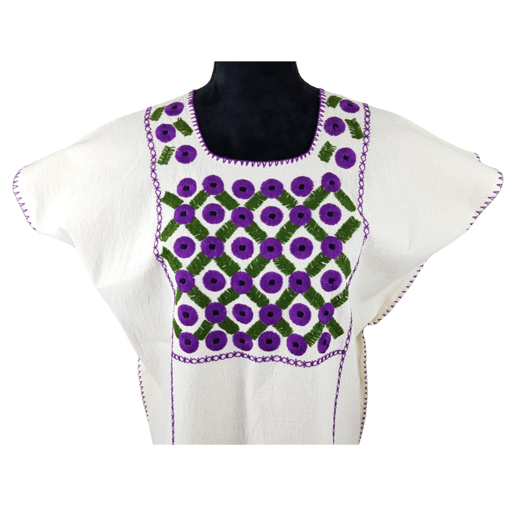 Blusa Amuzgo de manta con bordados tradicionales