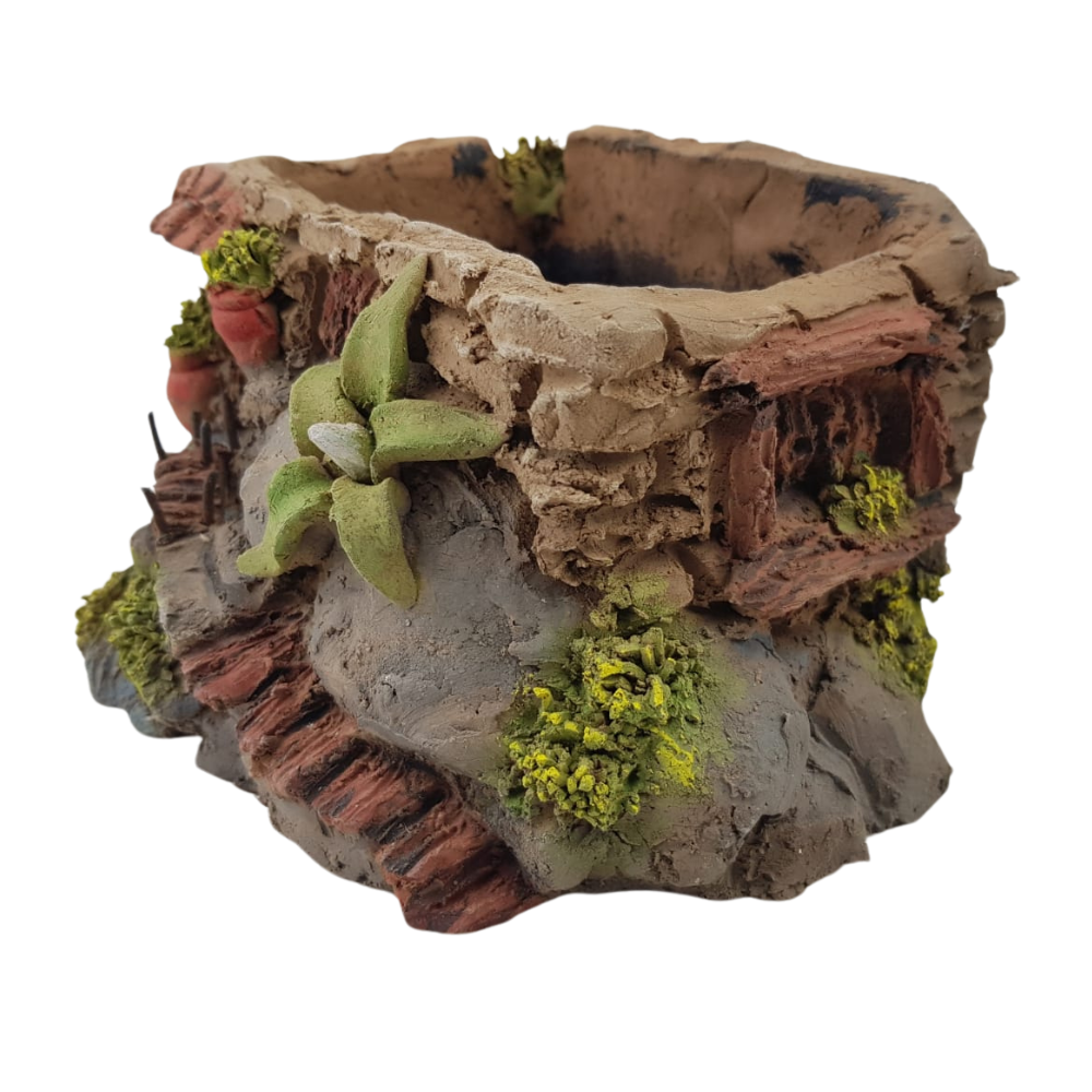 Maceta de barro con forma de casa hecha por Norma Ramírez